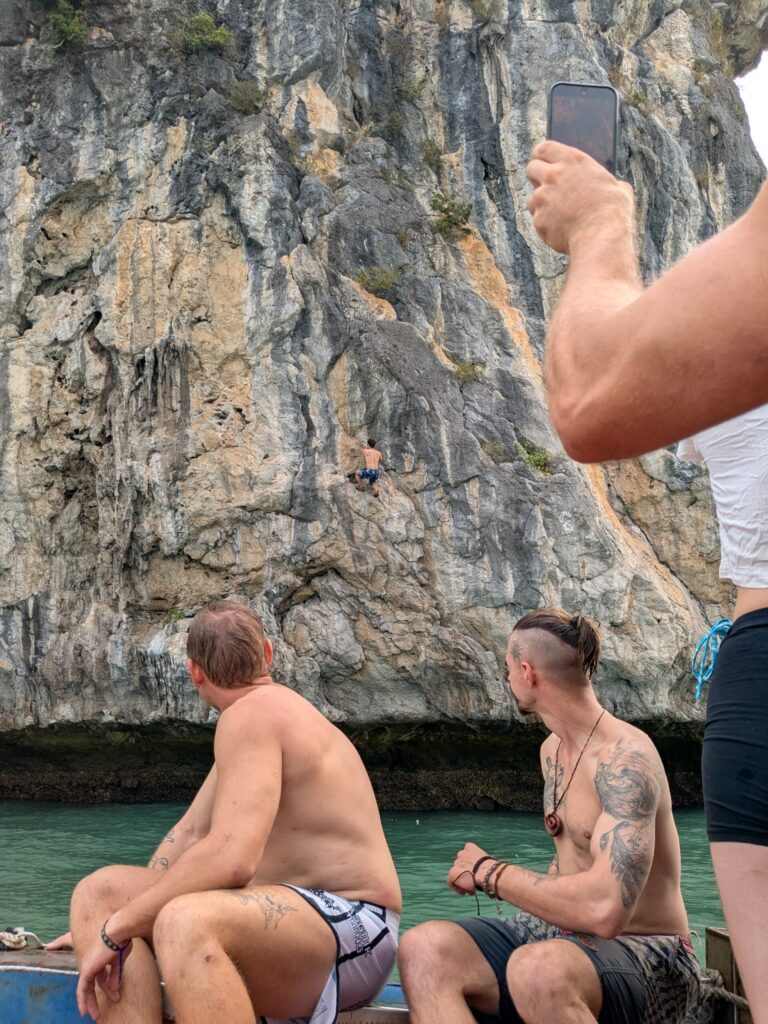 Groupe en retraite Deep Water Solo dans la baie d'Halong, Vietnam
